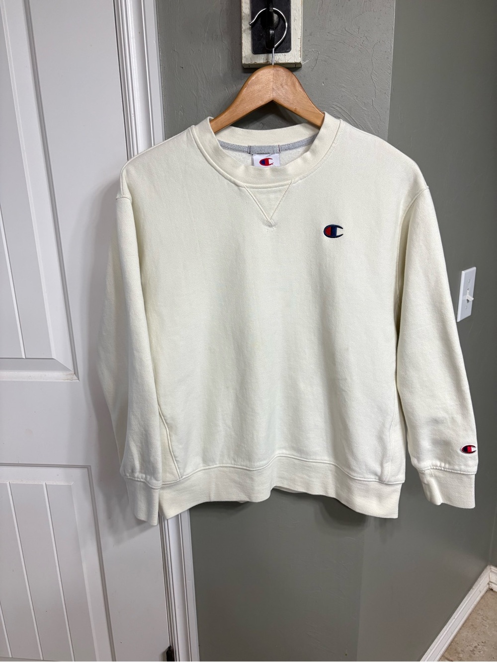 Champion Men's Crewneck Sweatshirt in Off-White with Embroidered Logo